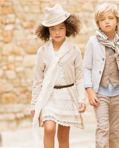 abbigliamento per bambini colorato e alla moda esposto in uno showroom