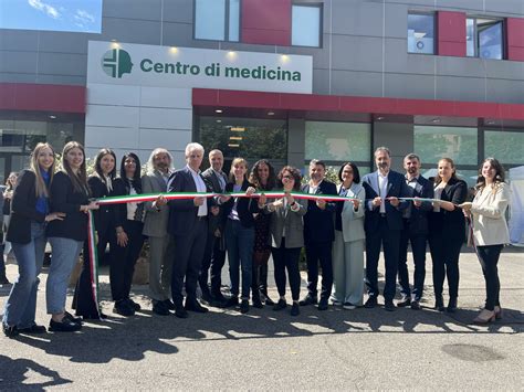 rappresentazione stilizzata di un centro di medicina riproduttiva con strumenti diagnostici moderni