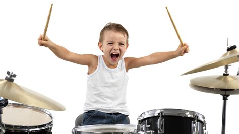Bambino che suona una batteria colorata Bontempi in una cameretta luminosa