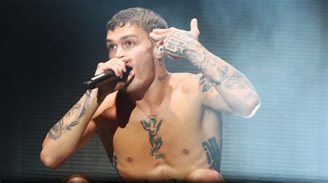 Blanco con i suoi tatuaggi
