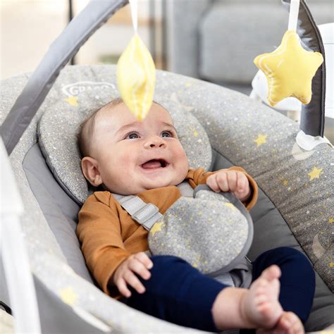 Bambino felice in una sdraietta Graco Glider Lite