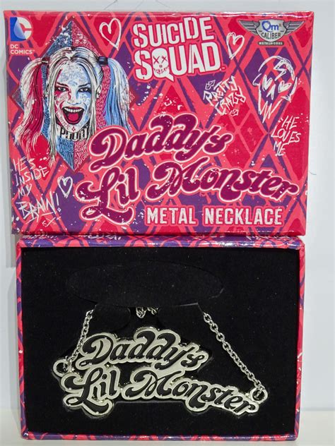 Una collezione di gadget a tema Harley Quinn, inclusa la celebre tazza Daddy's Lil Monster
