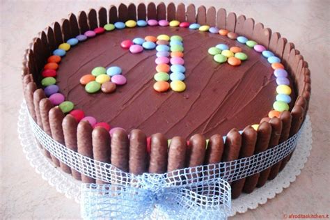 Esempio di torta decorata con scritte in cioccolato e zuccherini colorati