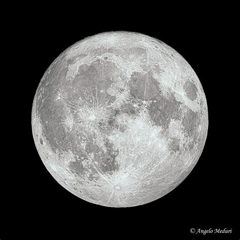 Pietra di luna caricata alla luce della luna piena