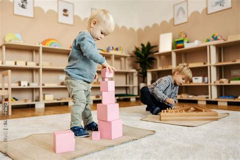 Bambini che giocano in un ambiente montessoriano