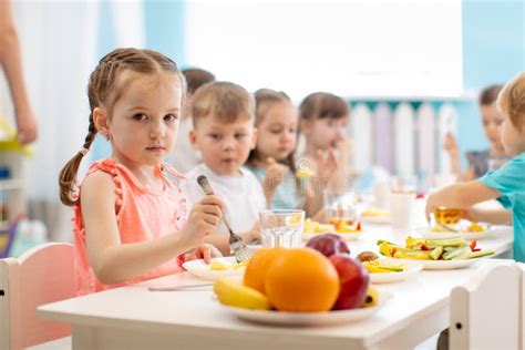 Bambini che mangiano pasti sani