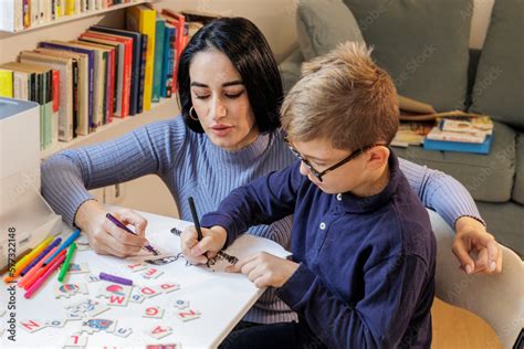 Educatrice che interagisce con un genitore
