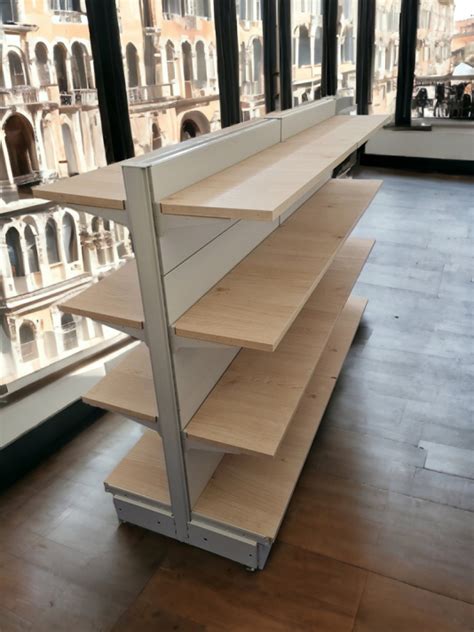 scaffali di un negozio di riuso ordinati con seggioloni e accessori per l'infanzia