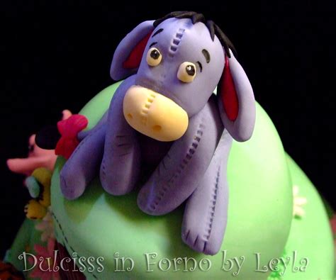 Torta decorata a tema cartoni animati con personaggi in pasta di zucchero