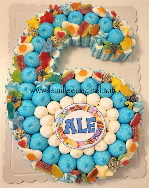 Torta a forma di numero decorata con caramelle colorate