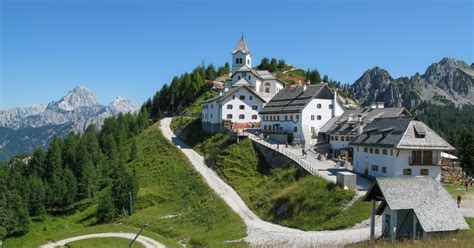 Borgo del Monte Lussari con il Santuario