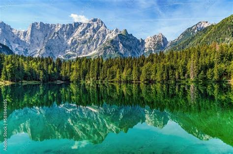 Lago Inferiore di Fusine con le montagne riflesse
