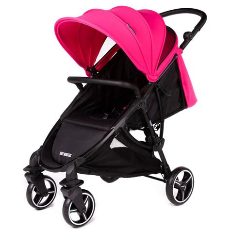 Passeggino Fenix Baby Monsters in ambiente urbano