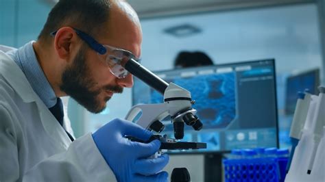 Tecnico di laboratorio che esamina campioni