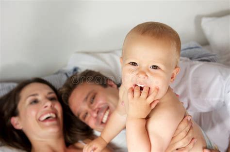 Famiglia che sorride con il bambino
