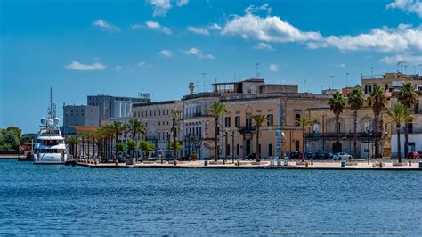 Panorama di Brindisi con il porto e il lungomare