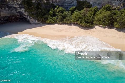 Vista aerea di una spiaggia sabbiosa con acqua cristallina