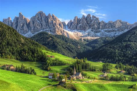 Un paesaggio naturale con vegetazione e colline