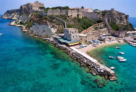 Vista delle Isole Tremiti con mare cristallino