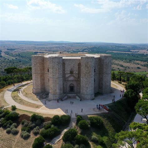 Castel del Monte sotto un cielo azzurro