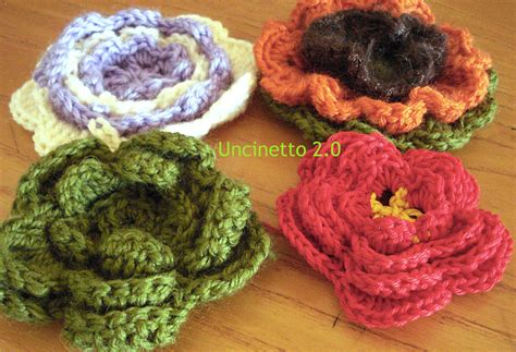 Dettagli ravvicinati di un fiore all'uncinetto per applicazioni