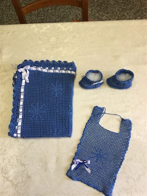 Set coordinato bavaglino e scarpine neonato all'uncinetto