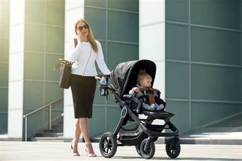 Mamma elegante con passeggino