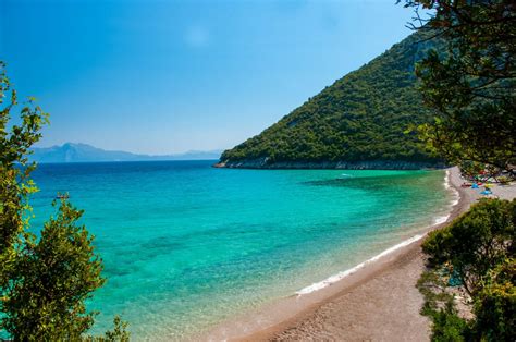 Spiaggia di ciottoli in Dalmazia con bambini che giocano