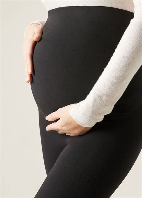 Dettaglio di leggings premaman in tessuto elastico