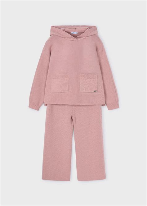 Bambina con pantalone rosso e maglione grigio