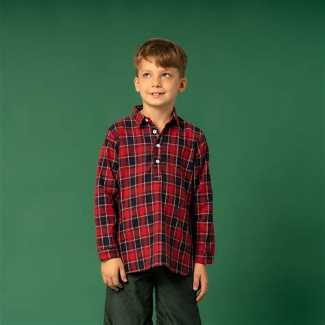 Bambino con camicia tartan rossa e jeans
