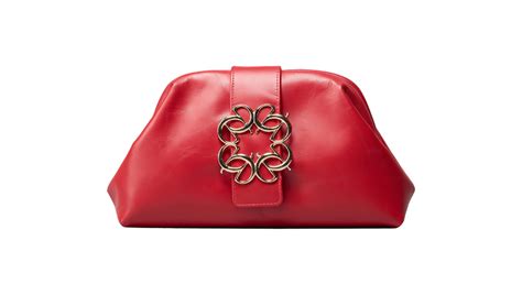 Borsa rossa come accessorio su look neutro