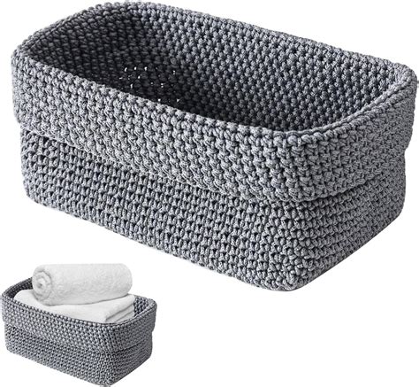 Cesto con oggetti essenziali per l'allattamento
