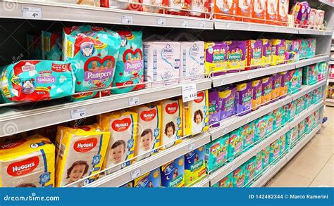 Scaffali del supermercato con pannolini