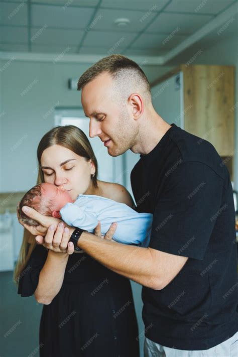 Genitori felici con neonato