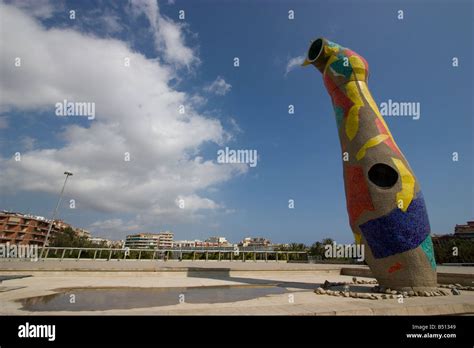 Dona i Ocell nel Parco Joan Miró a Barcellona