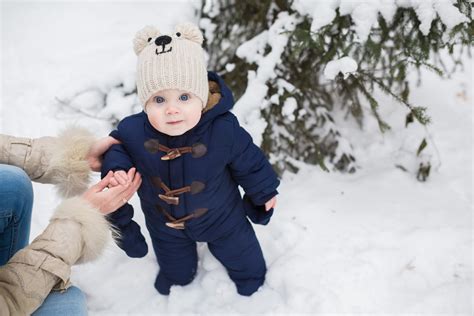 neonato vestito per uscire in inverno