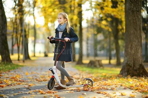 bambino che utilizza un monopattino in un parco