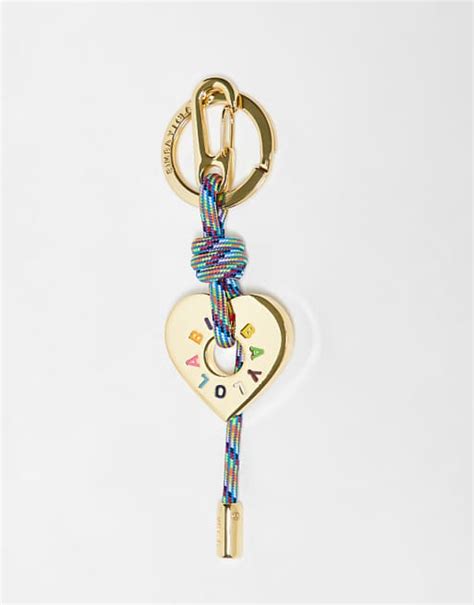 Un elegante portachiavi Bimba y Lola sospeso su uno sfondo neutro che ne esalta i dettagli metallici e il design distintivo