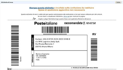 Dettaglio di un pacco in consegna con etichetta di reso