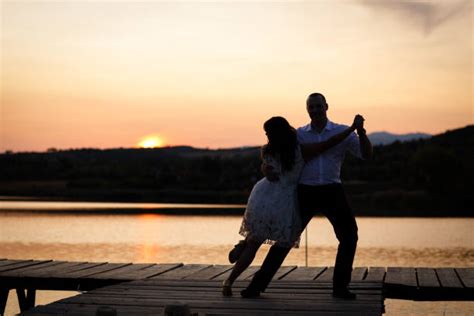 coppia che balla un lento