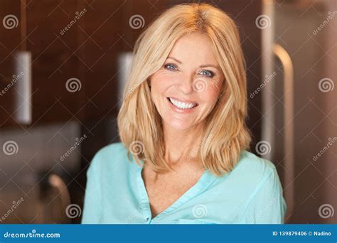 donna matura che sorride sensualmente