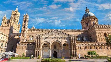 Veduta panoramica dell'architettura storica di Palermo con il contesto urbano circostante