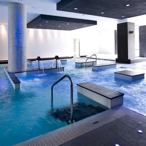 Area spa con trattamenti benessere e palestra moderna illuminata