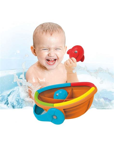 bambino che gioca in una vaschetta colorata con giocattoli galleggianti