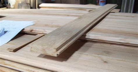 Tavole di castagno maschiettate pronte per la posa