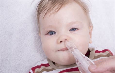 Bambino con naso chiuso che ha difficoltà a respirare