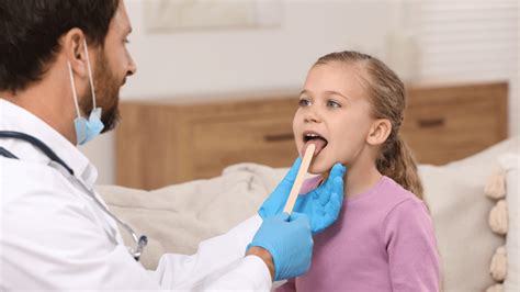 Bambino che riceve cure nasali dal genitore