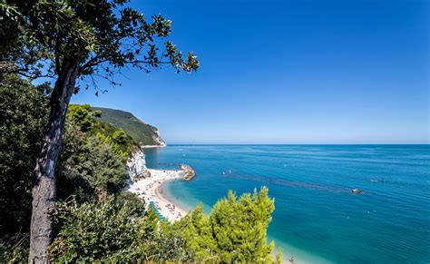 Panorama della Riviera del Conero con il promontorio e il mare blu