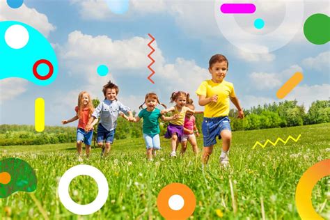 Bambini che giocano in un'area giochi all'aperto in un villaggio